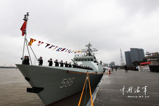 1月8日，某新型導彈護衛(wèi)艦吉安艦入列海軍東海艦隊命名授旗儀式現場。新華社發(fā)