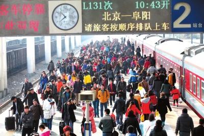 昨天，由北京開出的列車途經(jīng)安徽亳州火車站，大量旅客回到家鄉(xiāng)