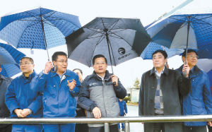 2月7日，省委書(shū)記強(qiáng)衛(wèi)冒雨在江西銅業(yè)集團(tuán)調(diào)研。記者 梁振堂 攝