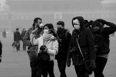 天安門廣場戴口罩的外國游客。