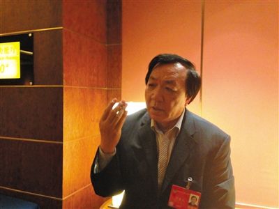 　昨日，在接受采訪時，何香久強調(diào)，大多公務(wù)員是勤勉工作的。