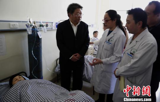圖為青海省委常委、西寧市委書記毛小兵正在詢問患者病情?！×_云鵬　攝