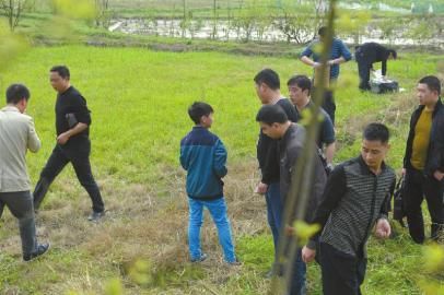 少年指認(rèn)藏槍地點(diǎn)。
