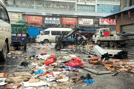 高橋大市場內(nèi)，大量的垃圾雜亂無章地堆放，商戶搬遷時(shí)留下的垃圾丟棄在市場內(nèi)無人問津，觸目驚心。