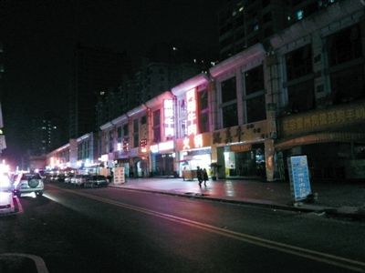 3月11日，掃黃后晚上8點(diǎn)天鵝湖路冷清的街道。以前，這里都是人和車輛，街邊站滿了小姐。新京報(bào)記者 林野 攝