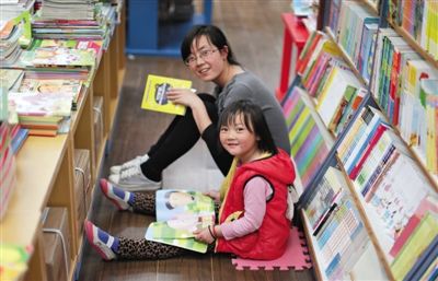 昨晚10時(shí)，來(lái)京探親的山東的李女士帶著5歲的女兒琪琪在三聯(lián)書店讀書。4月18日晚開(kāi)始，三聯(lián)韜奮書店正