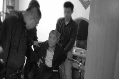 　向南夫被警方抓獲。