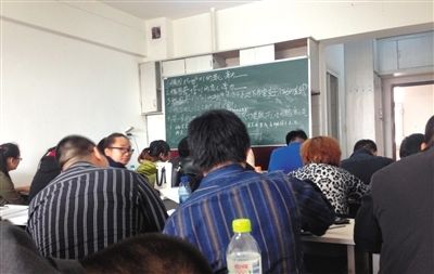 5月6日，大慶市，油田實行招工考試后，出現(xiàn)了各種考前輔導(dǎo)班。