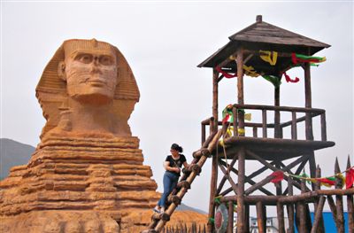 一游客在河北石家莊某地的“獅身人面像”前。