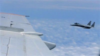 國(guó)防部網(wǎng)站12日公布的視頻截圖,日本F-15軍機(jī)從中國(guó)圖-154機(jī)頭方向危險(xiǎn)切入,兩者最近距離約30米左右。