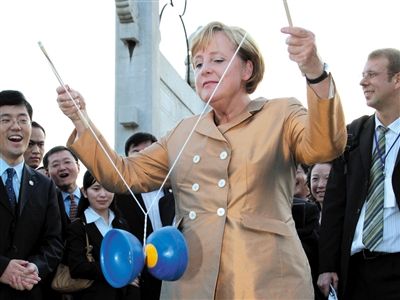 2007年8月27日，北京，默克爾正在玩扯鈴。