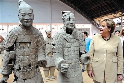2010年7月17日，西安，默克爾參觀兵馬俑，慶祝生日。