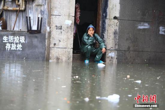 7月15日，因連日強(qiáng)降雨致長沙市開福區(qū)西長街街道出現(xiàn)嚴(yán)重內(nèi)澇，最深水位超過一米，沿街60余戶門面進(jìn)