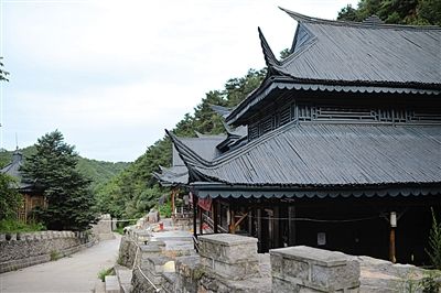　7月9日，密云水庫附近隸屬于某單位的栗林度假山莊，建筑風(fēng)格古色古香