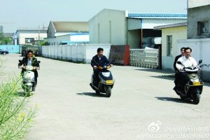 網(wǎng)友稱儀征市委書(shū)記程希騎摩托車下鄉(xiāng)沒(méi)戴頭盔。