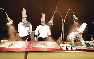 　工作人員在餐廳忙碌。（網(wǎng)絡(luò)圖片）
