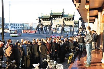 11月3日，大同市四牌樓附近，耿彥波“粉絲團(tuán)”在聚眾討論。