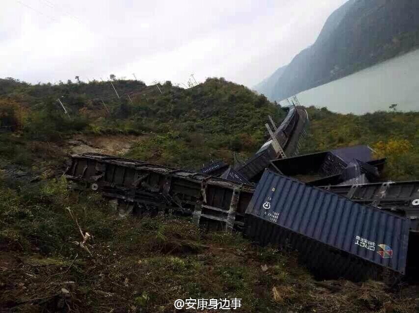 襄渝鐵路旬陽(yáng)至棕溪上行線發(fā)生山體塌方，致使75228次貨物列車(chē)8節(jié)車(chē)廂脫線。圖片來(lái)源于網(wǎng)絡(luò)