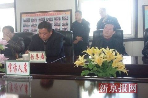 訪民代表與縣領(lǐng)導(dǎo)開會協(xié)商時(shí)，副縣長頭靠椅背睡著10分鐘左右。受訪對象供圖
