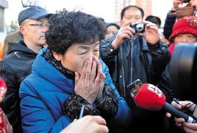 2月9日，呼格吉勒圖的母親尚愛云在旁聽趙志紅案后，接受媒體采訪時落淚。新華社記者 任軍川 攝