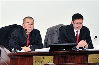 1月5日，呼市中院審理趙志紅案。律師謝飛（左）和張瑞軍（右）出庭為趙志紅辯護。