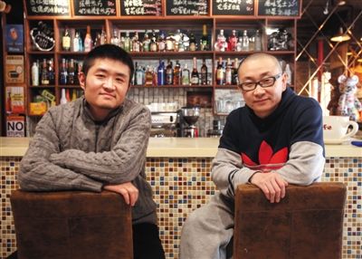 　14日，西安交通大學(xué)路66號(hào)公路咖啡館，苗阜（左）、王聲（右）兩位青年相聲演員今年將第一次登上春晚