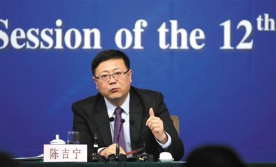 昨日，十二屆全國人大三次會議新聞中心，環(huán)保部部長陳吉寧回答中外記者提問。新京報(bào)記者 陳杰 攝