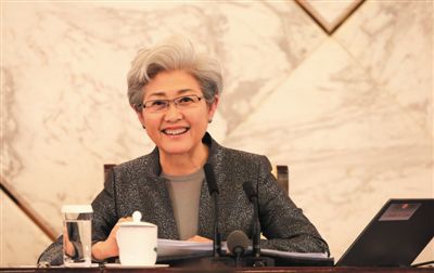 3月4日，十二屆全國人大三次會議在人民大會堂舉行新聞發(fā)布會，大會發(fā)言人傅瑩回答中外記者的提問。