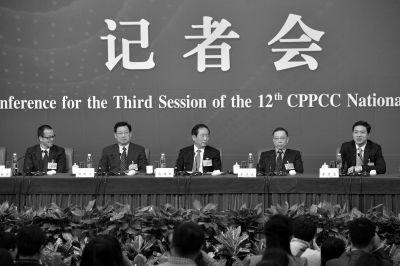 昨日，政協(xié)十二屆三次會(huì)議舉行記者會(huì)，五位嘉賓回答中外記者提問。京華時(shí)報(bào)記者王海欣攝