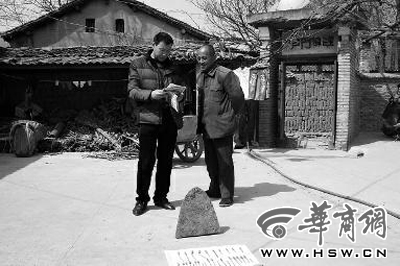 昨日，商洛市博物館工作人員（左）向李老漢講解最近出臺的《陜西省群眾保護(hù)文物獎勵辦法》