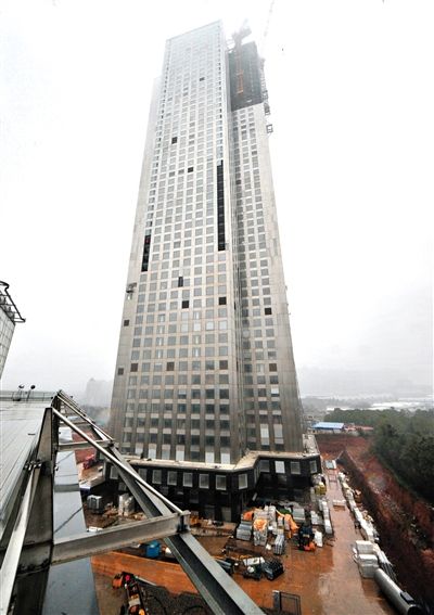湖南遠(yuǎn)大可建公司采取模塊化建造技術(shù)建造的57層高樓施工現(xiàn)場。新華社發(fā)