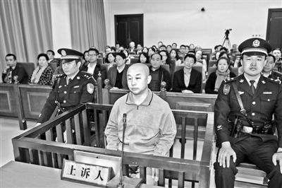 4月14日，趙志紅（前中）在庭審現(xiàn)場 供圖/新華社