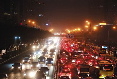 昨晚，因沙塵暴導(dǎo)致能見度低，長安街嚴(yán)重堵車。