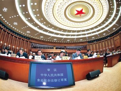昨日，食品安全法修訂草案提交十二屆全國人大常委會第十四次會議進行三審。 新華社記者 李濤 攝