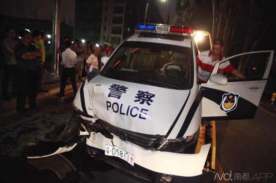 南都記者昨晚趕到現(xiàn)場時，交警及保險公司已經(jīng)在處理事故，現(xiàn)場有很多圍觀者。