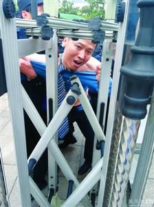 律師王甫在試圖跑進(jìn)衡陽(yáng)中院大門時(shí)被圍攻者阻止，西服和襯衣被撕爛。