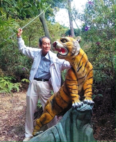 2015年1月10日，區(qū)少坤到廣東肇慶九龍湖游玩，拍攝打虎圖。