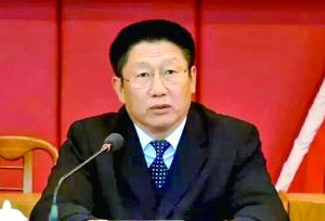 他曾身居要職，在仕途上平步青云，“連跳式”升官；他如今落馬，被查出近乎瘋狂地收受巨額利益、用公款送禮，還隱瞞“裸官”身份、在私企老板的安排下多次嫖娼、參與賭博、與多名女性通奸，被一線辦案人員形容為“五毒俱全”的干部。近日，深圳原市委常委、政法委書記蔣尊玉的貪腐歷程被披露。
