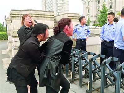 昨日，連恩青被執(zhí)行死刑。執(zhí)刑前，連恩青的父母和妹妹進(jìn)入溫嶺市看守所與連恩青見面，但其他親屬均被拒見最后一面?！”景鎴D片/CFP