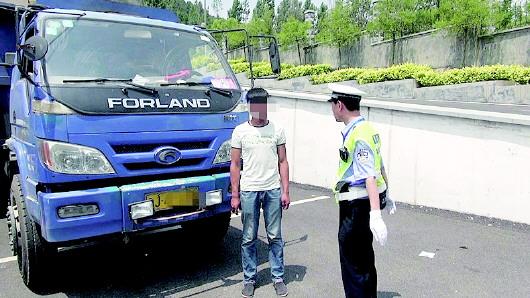 民警對持C1駕照駕駛大貨車、一年違法350余次的張某進(jìn)行批評(píng)教育。