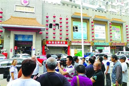青島宰客海鮮店成“景點(diǎn)”，游人“參觀”拍照。