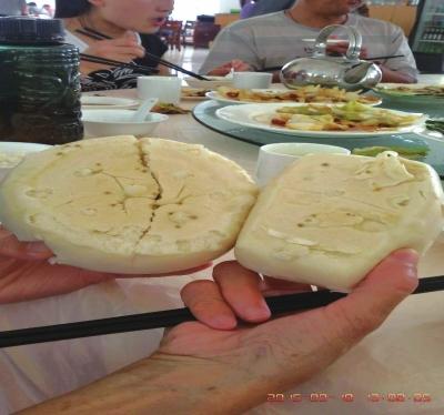 在參加山西游行程中，體驗(yàn)員發(fā)現(xiàn)團(tuán)餐中的饅頭已經(jīng)發(fā)霉。視頻截圖