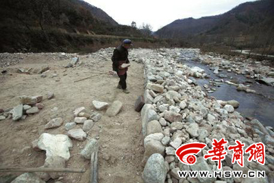 11月6日，93歲的鳳縣老人曾文財一吃完飯就又到河邊搬運石頭加固河堤了