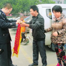 何姜姜的父母給民警送錦旗。