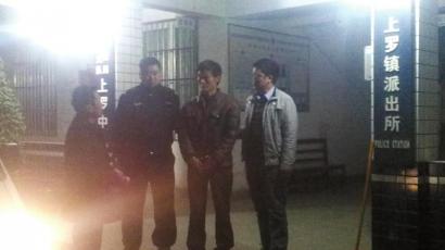 王強(qiáng)被抓獲歸案,右二為犯罪嫌疑人。