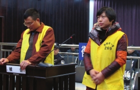 12月10日，衡陽(yáng)市中級(jí)人民法院，顧湘陵（左）和妻子吳利君當(dāng)庭接受庭審。圖/通訊員李建輝
