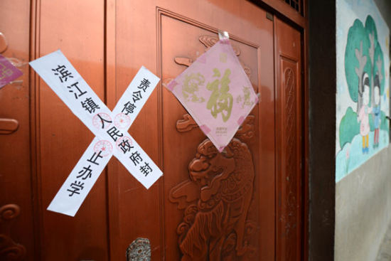 貴溪市濱江鎮(zhèn)春蕾幼兒園大門(mén)被貼上封條（2012年12月25日攝）。 攝影：新華社記者 周科