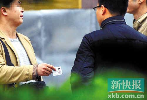 在進(jìn)行了近半個月暗訪調(diào)查中，有證販子告訴記者稱，二代身份證買賣已形成產(chǎn)業(yè)鏈，不僅貨源穩(wěn)定，生意也是相當(dāng)紅火?！稣褟V場附近，一名男子正向記者兜售二代身份證。