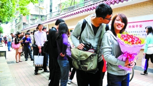 2011年11月11日，越秀區(qū)民政局，登記結(jié)婚的隊(duì)伍排了足有一百米長（資料圖片）?！∮浾唿S澄鋒攝