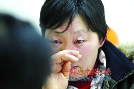 　　聽聞判決結(jié)果，被害人母親楊書會控制不住眼淚。南都記者徐文閣攝
